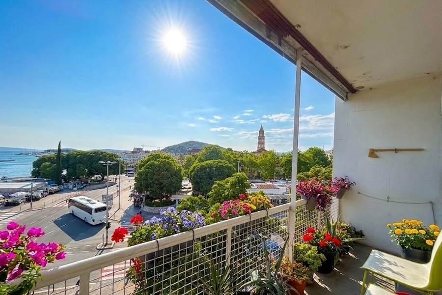 Terrasse avec fleurs et vue sur la mer et la vieille ville de Split