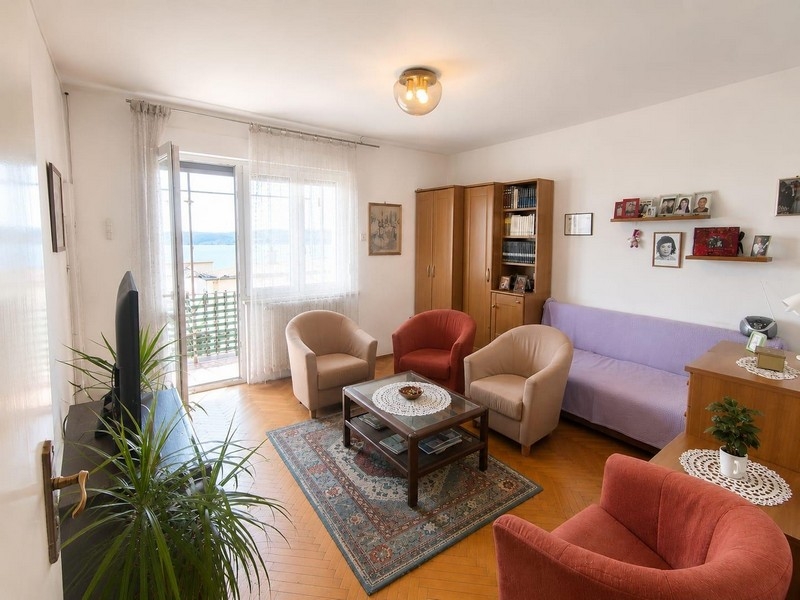 Salon avec balcon et vue mer