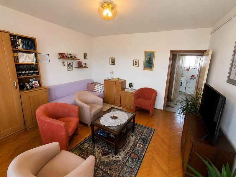 Salon clair dans un appartement en Croatie