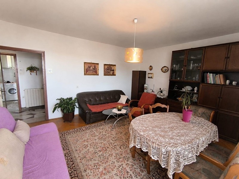 Salon avec coin salon et balcon