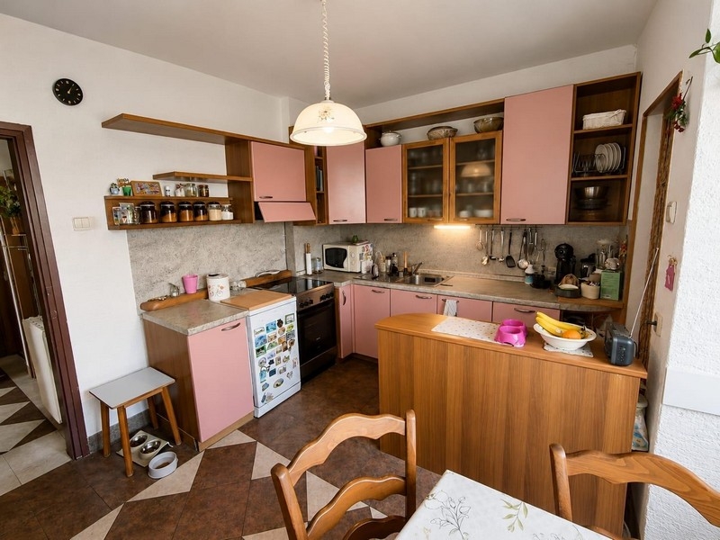 Cuisine avec coin repas en Croatie