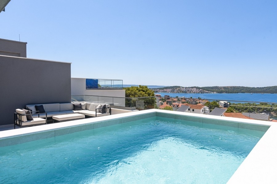Toit-terrasse avec piscine et vue mer en Croatie