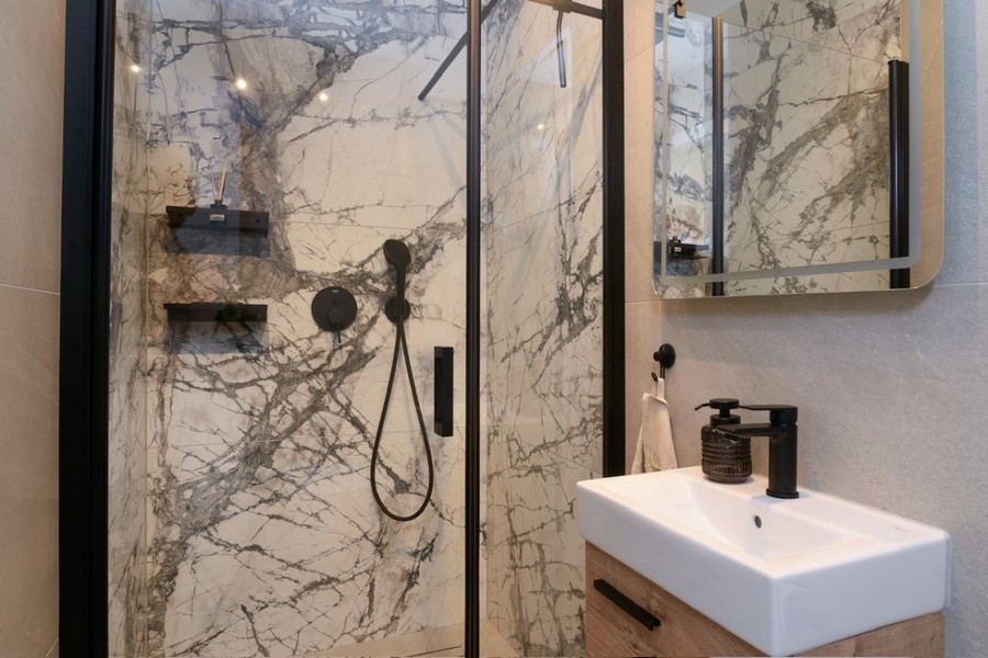 Salle de bains moderne aspect pierre naturelle