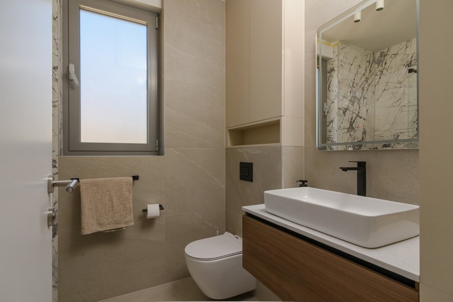 Salle de bains avec équipement haut de gamme