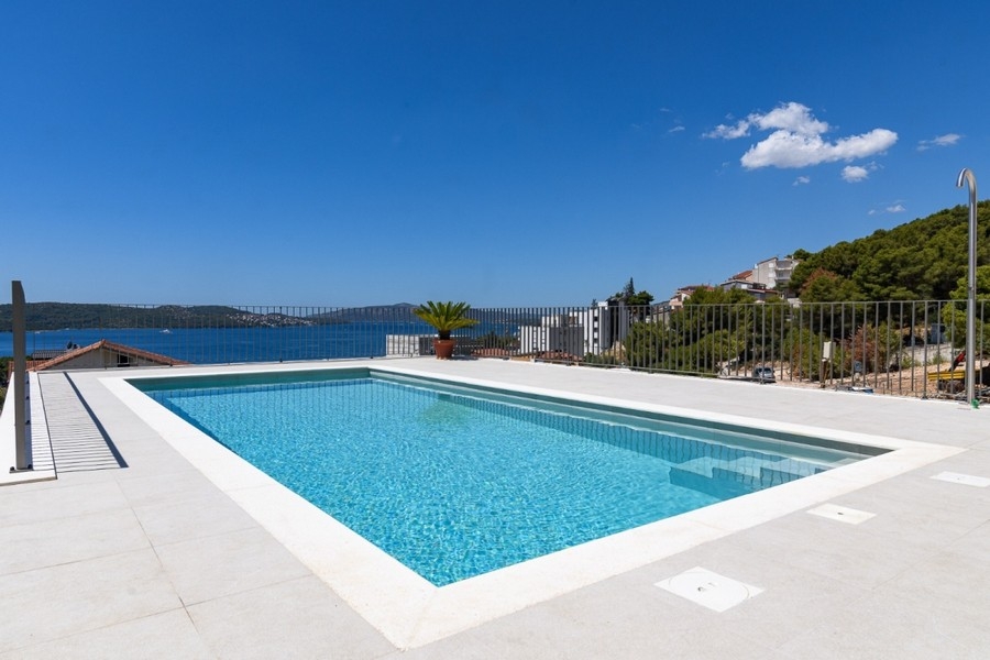 Piscine commune avec vue mer en Croatie