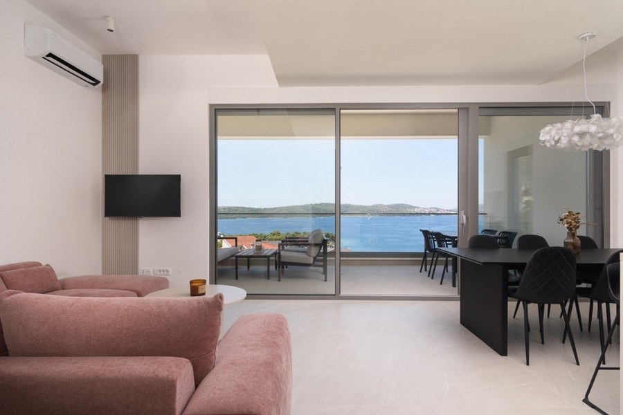 Salon moderne avec vue mer et terrasse