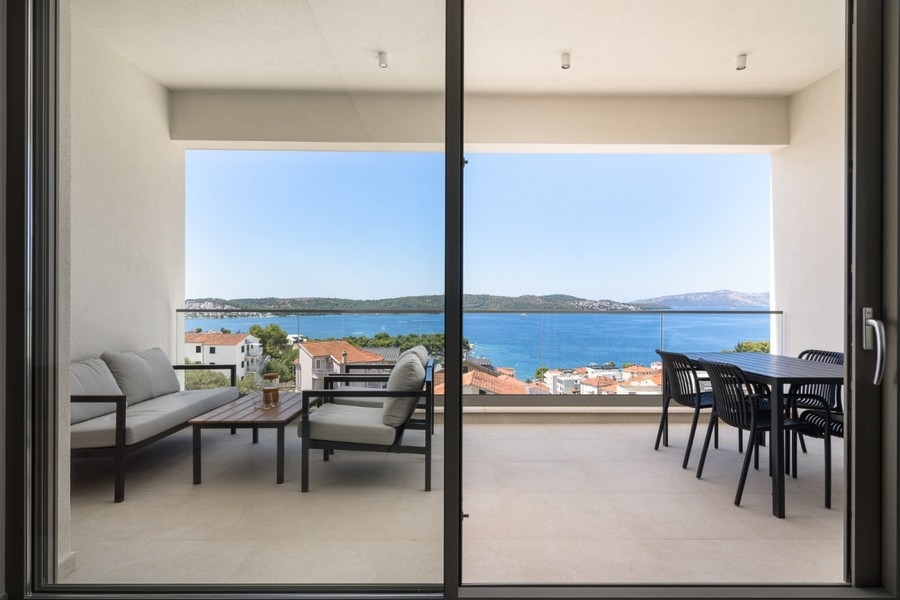 Terrasse couverte avec vue sur la côte adriatique