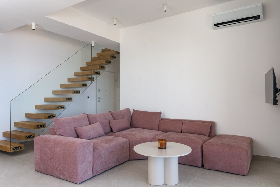 Séjour clair avec escalier moderne