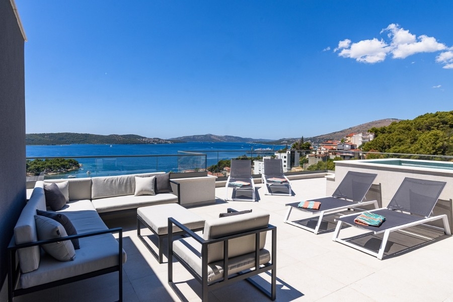 Vaste toit-terrasse avec lounge et vue mer