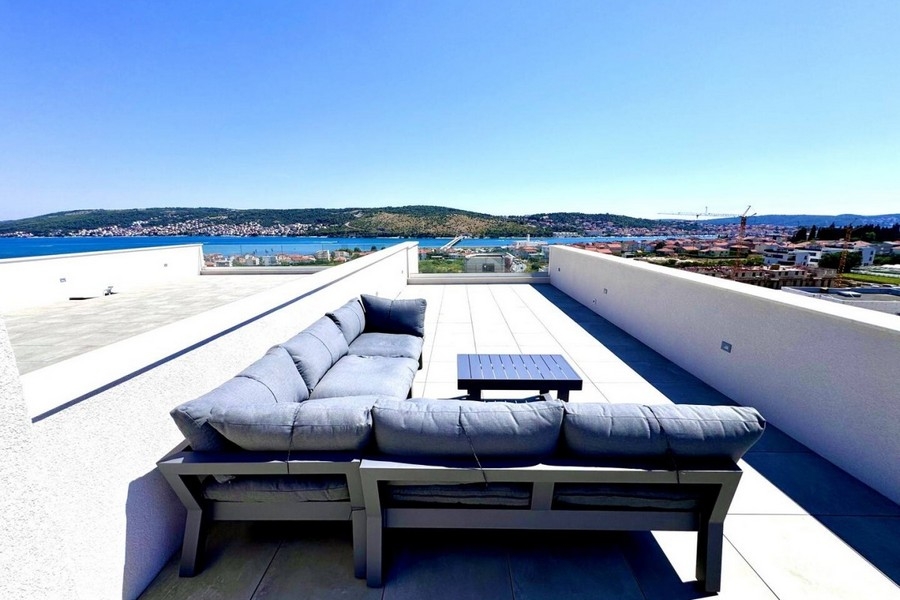 Toit-terrasse avec lounge et vue mer en Dalmatie