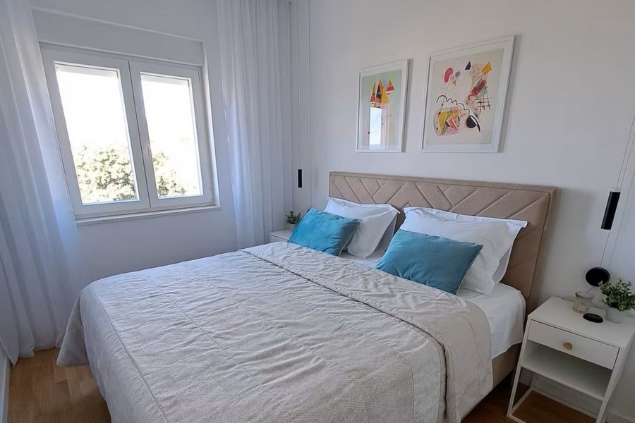 Chambre meublée de façon moderne avec lumière du jour