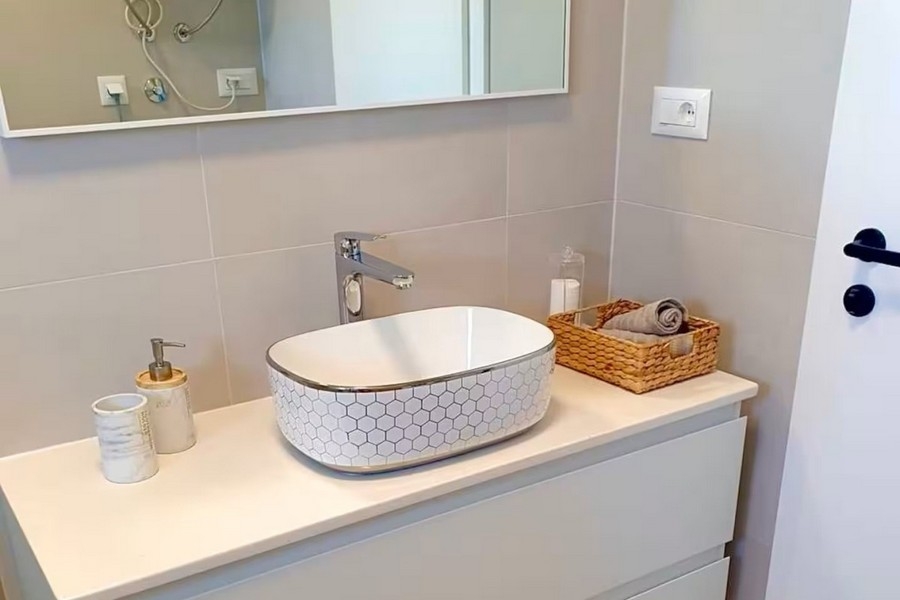 Salle de bains moderne avec lavabo