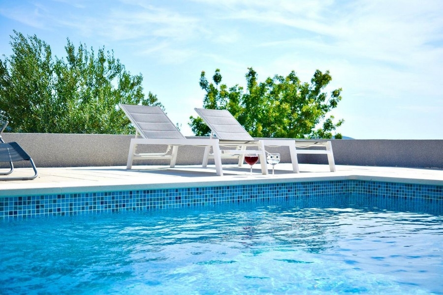 Piscine avec bains de soleil en extérieur