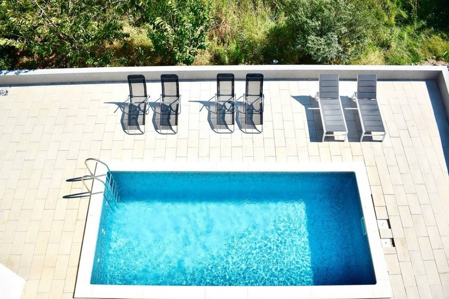 Piscine privée avec solarium vue d'en haut