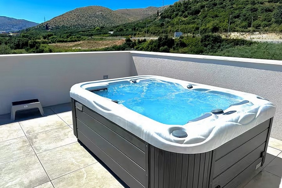 Jacuzzi sur le toit-terrasse d'un appartement moderne en Croatie