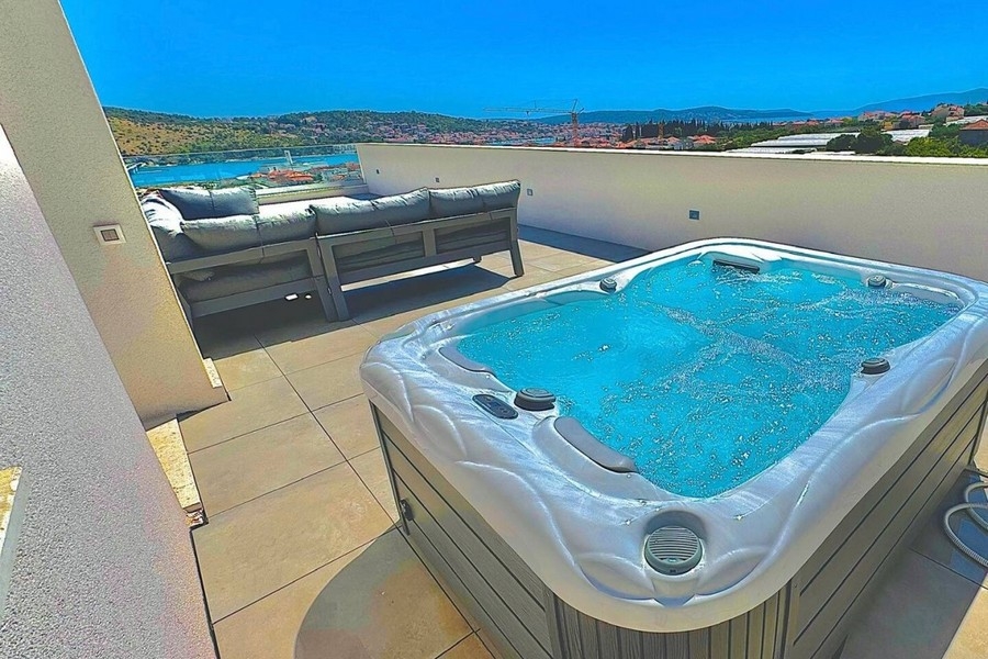 Toit-terrasse avec jacuzzi et vue mer