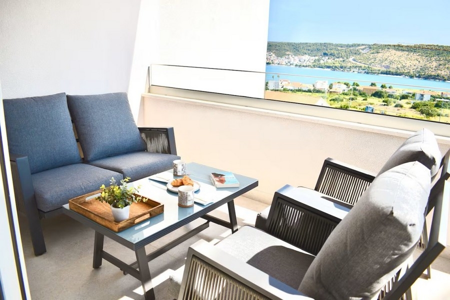 Terrasse couverte avec coin salon et vue mer