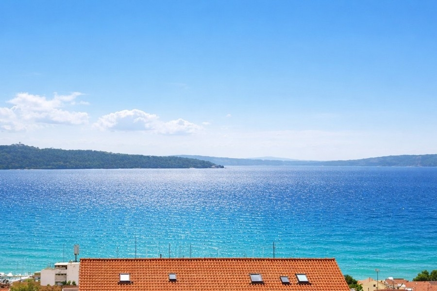 Vue mer depuis un appartement moderne en Croatie