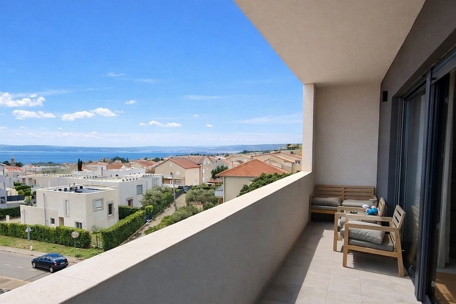 Terrasse avec vue mer dans un appartement moderne