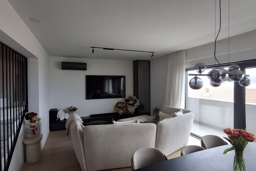 Salon moderne avec vue mer