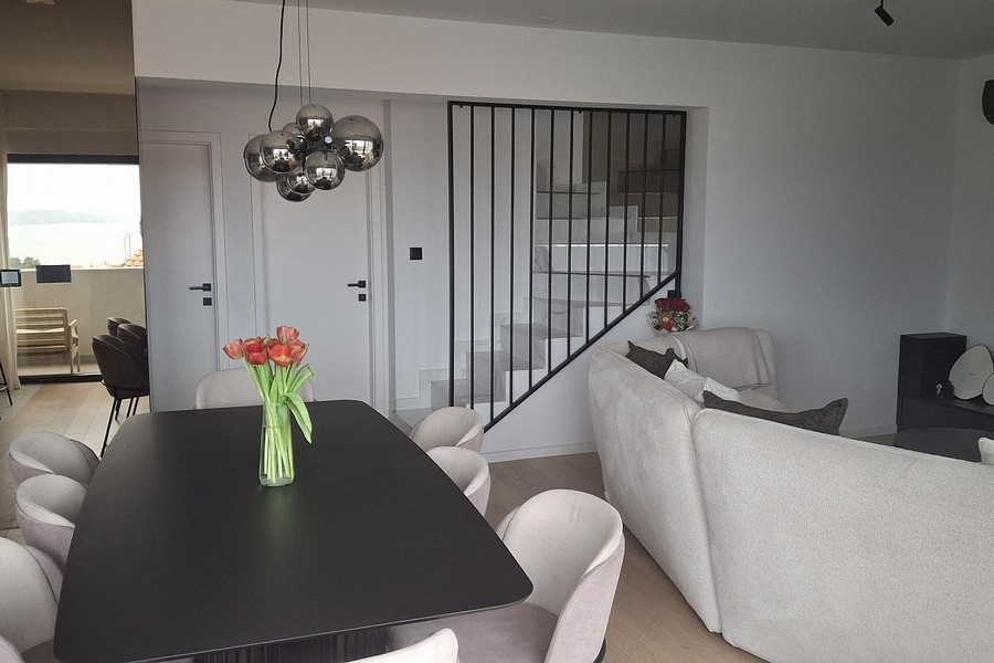 Séjour ouvert avec escalier et coin repas