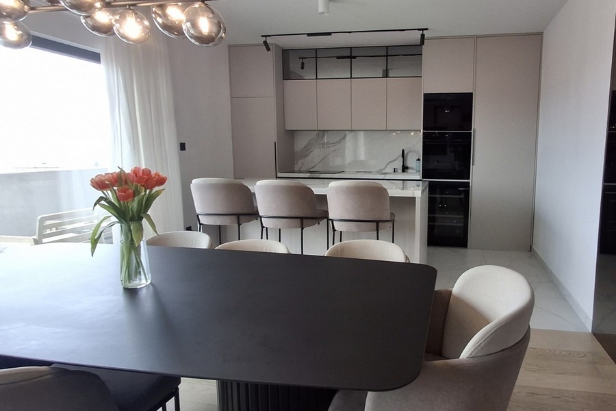 Cuisine moderne avec îlot et vue mer
