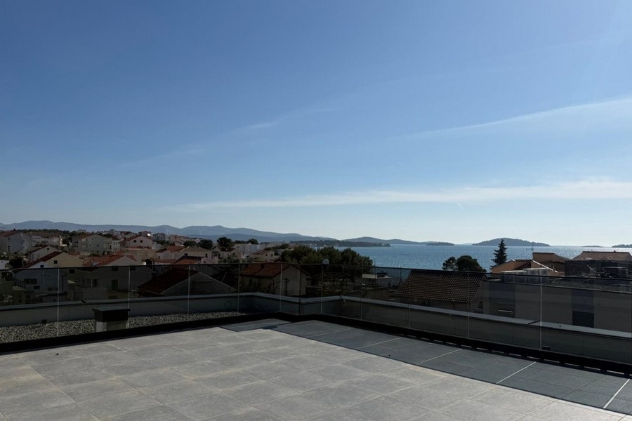 Toit-terrasse avec vue mer en Croatie