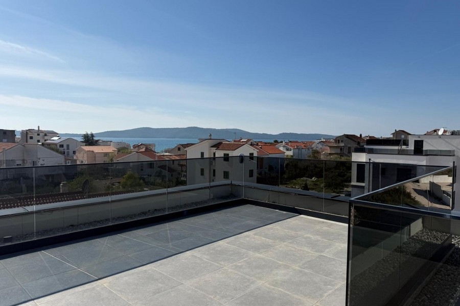 Grande terrasse avec vue mer et garde-corps en verre