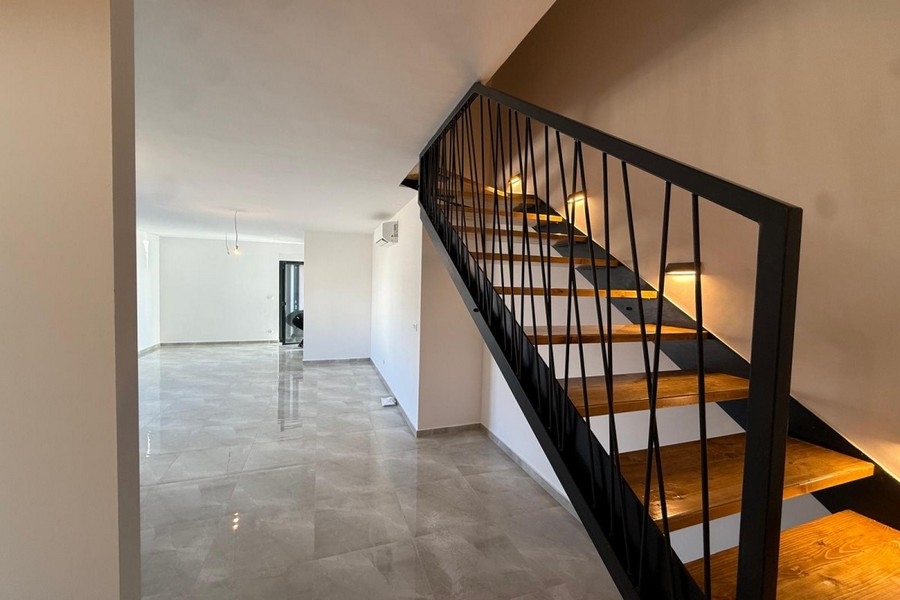 Escalier moderne dans un appartement en duplex