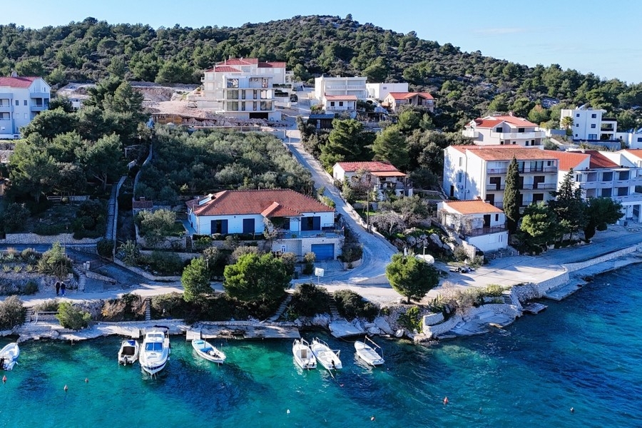 Situation côtière avec ponton et vue mer en Croatie