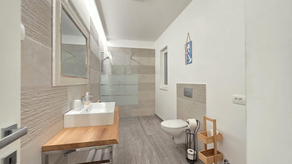Salle de bains moderne avec douche