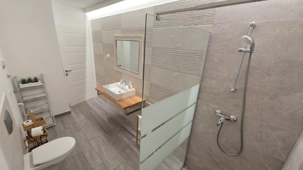 Salle de bains avec douche à l'italienne