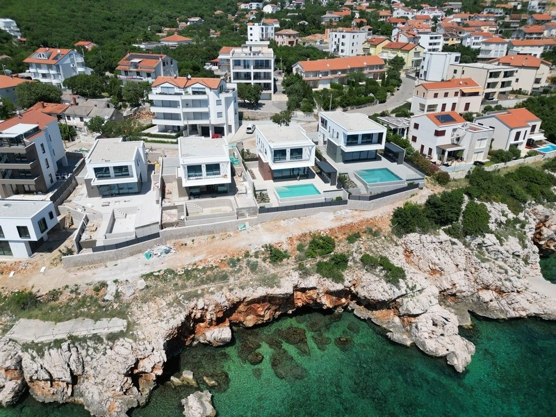 Constructions neuves modernes en bord de mer en Croatie