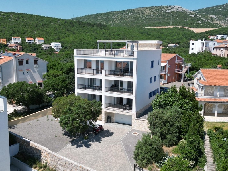 Immeuble d'appartements avec places de stationnement et toit-terrasse