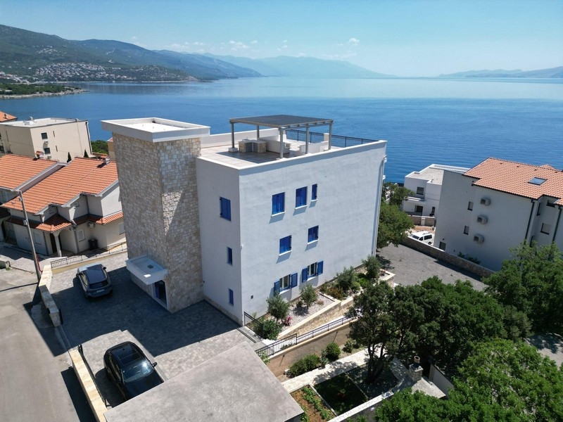 Immeuble d'appartements près de la mer avec vue