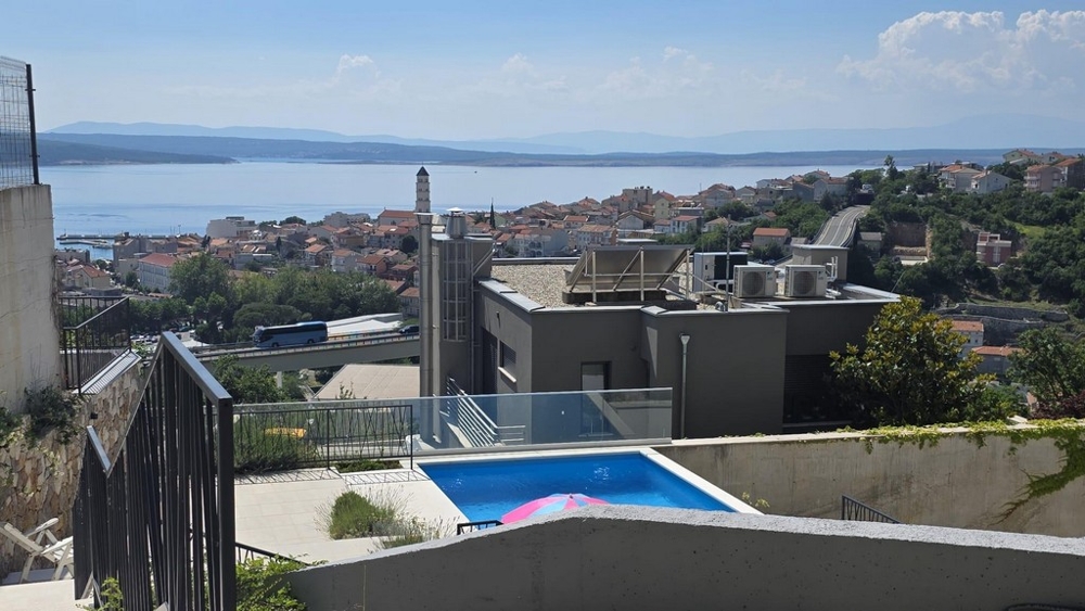 Piscine avec vue panoramique sur la mer
