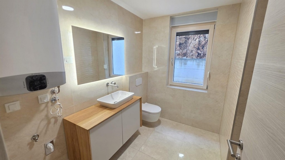 Salle de bains moderne avec fenêtre