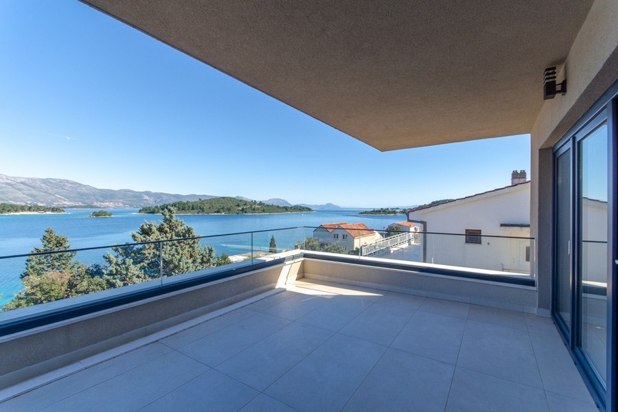 Terrasse moderne avec vue mer en Croatie