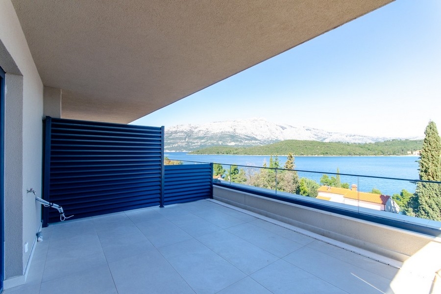 Vaste terrasse avec vue panoramique sur la mer