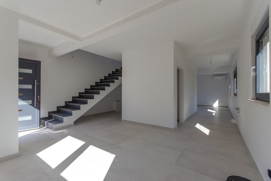 Séjour clair avec escalier et plan ouvert