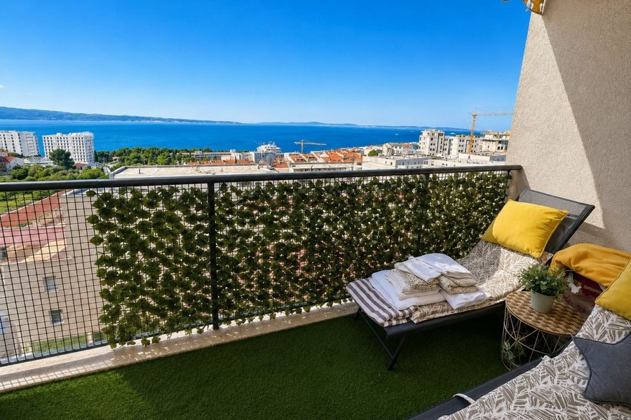 Loggia avec bain de soleil et vue sur la mer Adriatique