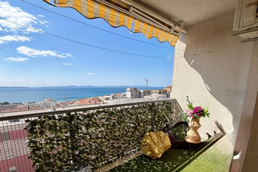Loggia avec store et vue sur la baie de Split