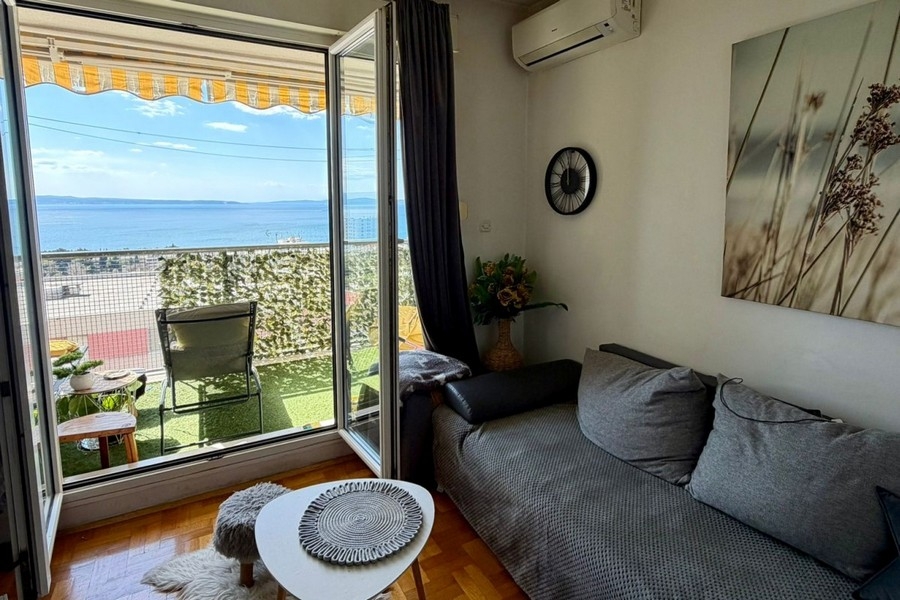 Séjour clair avec climatisation et accès au balcon
