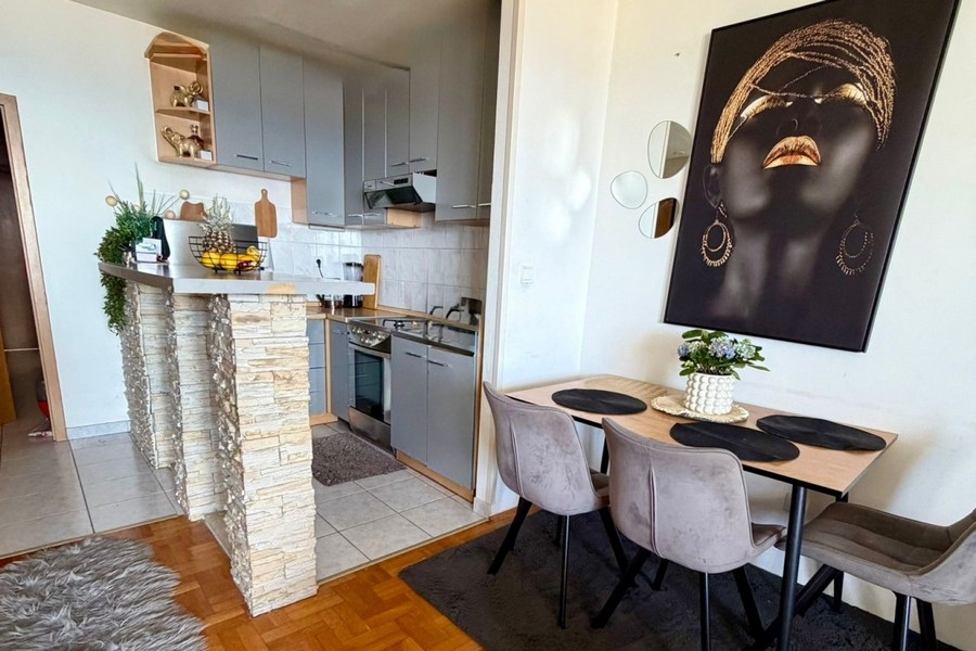 Cuisine ouverte avec comptoir en pierre naturelle en Croatie