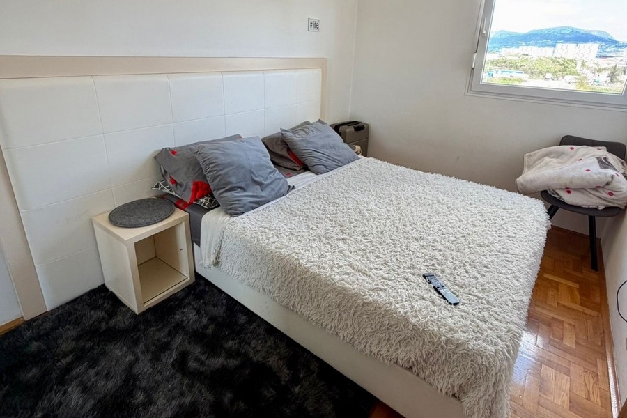 Chambre avec lit double et vue par la fenêtre
