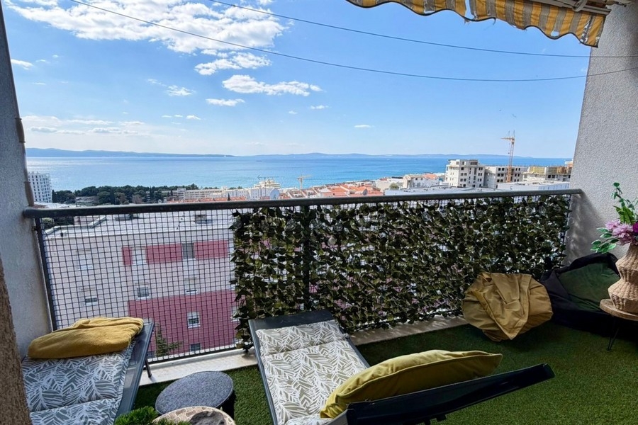 Bains de soleil sur la loggia avec vue panoramique