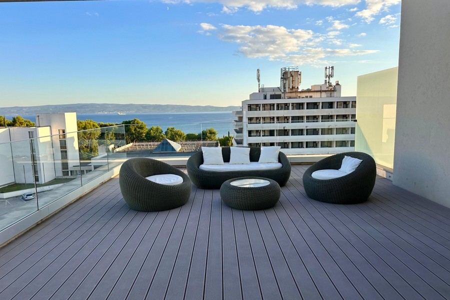 Toit-terrasse avec mobilier lounge et vue mer en Croatie