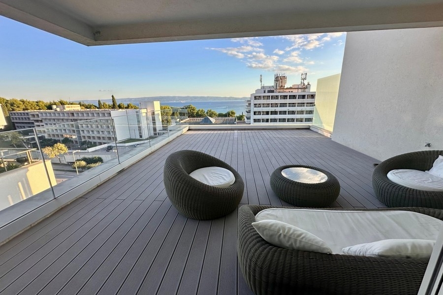Toit-terrasse avec meubles en rotin et vue sur l'Adriatique