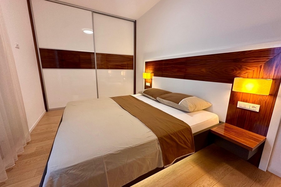 Chambre avec lit double et armoire coulissante