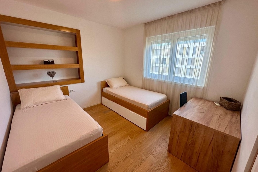 Deuxième chambre avec lits simples et étagère